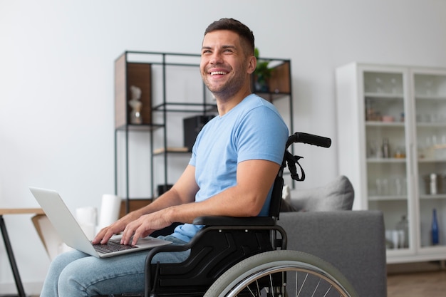 Foto gratuita hombre sonriente de tiro medio sujetando el portátil