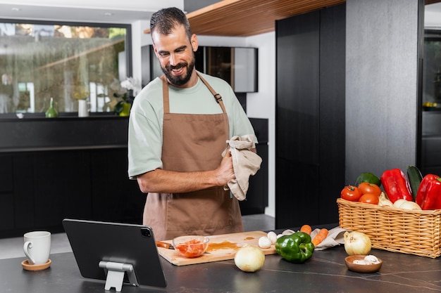 Foto gratuita hombre sonriente de tiro medio con tableta