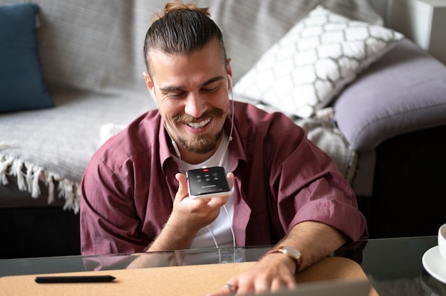 Hombre sonriente de tiro medio con teléfono