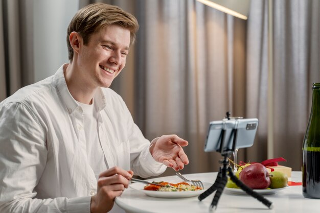 Hombre sonriente de tiro medio con teléfono