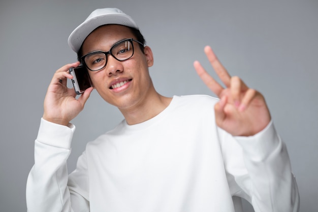 Foto gratuita hombre sonriente de tiro medio con teléfono