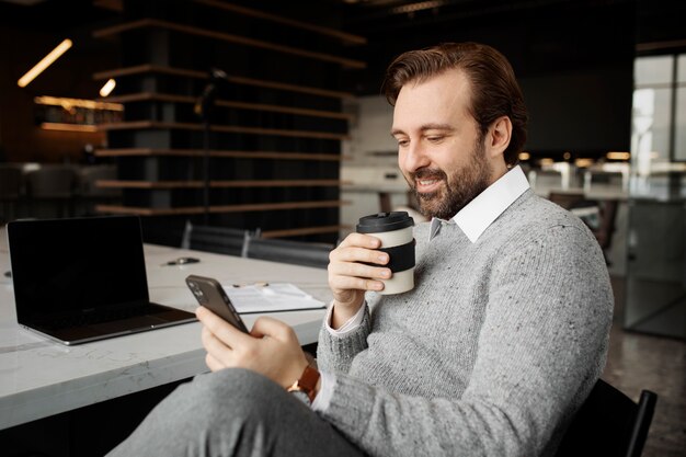 Hombre sonriente de tiro medio durante el tiempo de descanso