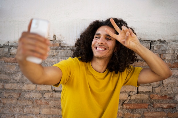 Foto gratuita hombre sonriente de tiro medio tomando selfie