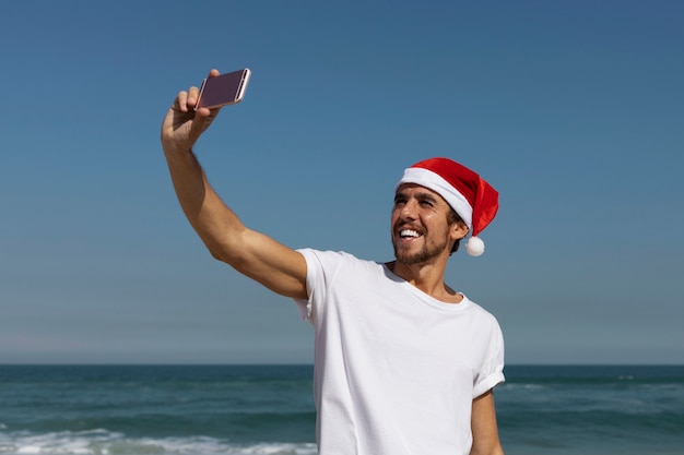 Hombre sonriente de tiro medio tomando selfie