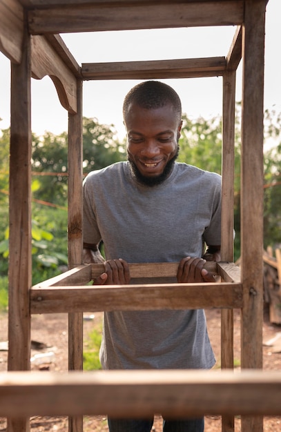 Foto gratuita hombre sonriente de tiro medio trabajando