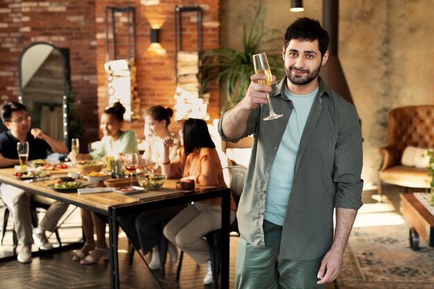 Hombre sonriente de tiro medio con vaso