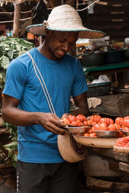 Hombre sonriente de tiro medio con verduras