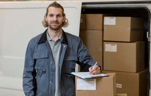 Hombre sonriente trabajando plano medio