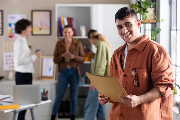 Hombre sonriente en el trabajo plano medio