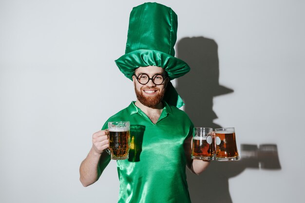 Hombre sonriente en traje de patriotas con tazas