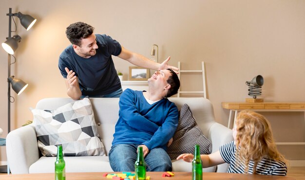 Hombre sorprende amigos en casa