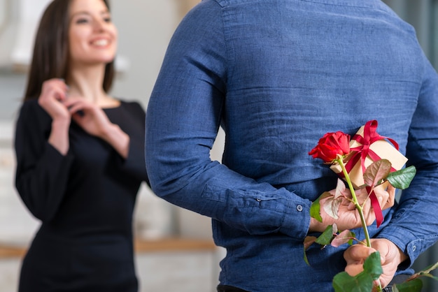 Foto gratuita hombre sorprende a su esposa con un primer regalo de san valentín