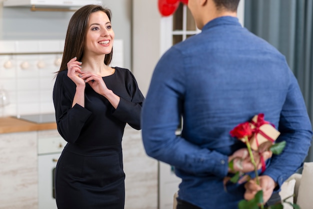 Foto gratuita hombre sorprende a su esposa con un regalo de san valentín