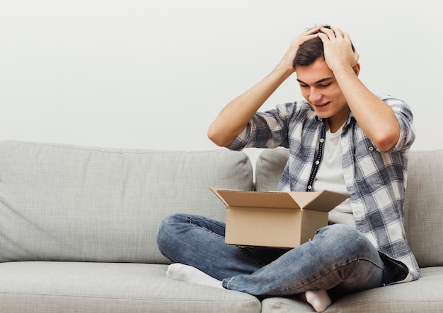 Hombre sorprendido de caja de entrega