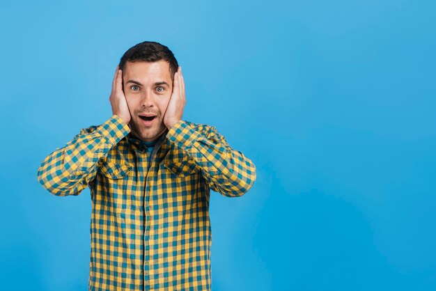 Hombre sorprendido con espacio de copia