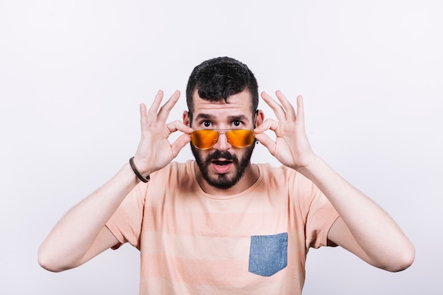 Foto gratuita hombre sorprendido en gafas de sol