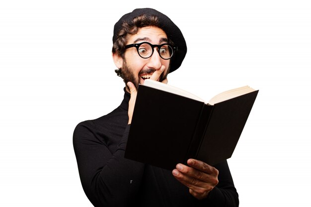 Hombre sorprendido leyendo un libro