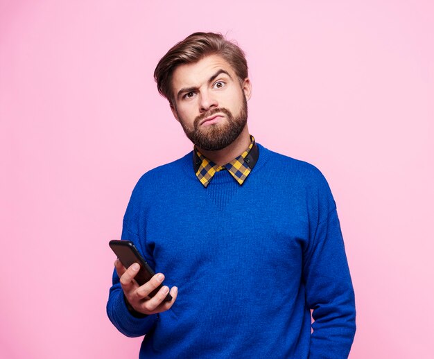 Hombre sorprendido con teléfono móvil