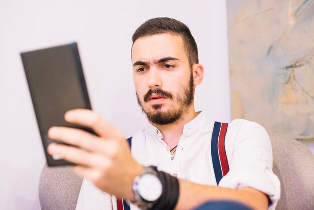 Hombre sorprendido usando tableta