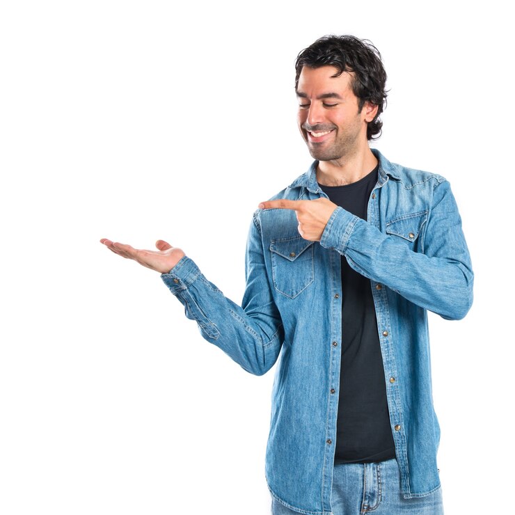 Foto gratuito hombre sosteniendo algo sobre fondo blanco