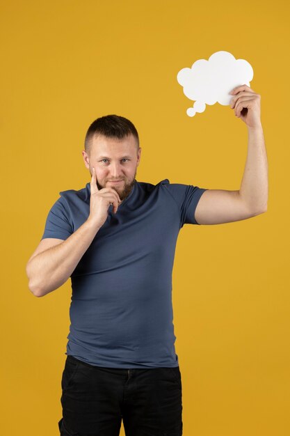Hombre sosteniendo una burbuja de pensamiento