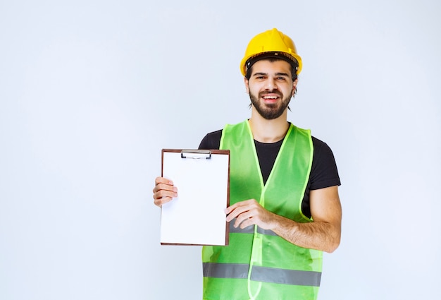 Hombre sosteniendo y demostrando la versión final del proyecto de construcción.