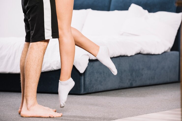 Foto gratuito hombre sosteniendo a la mujer y besándola