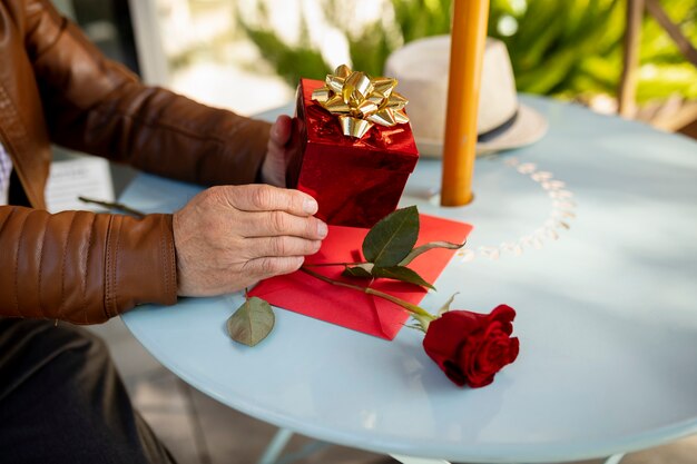 Hombre sosteniendo un regalo para alguien