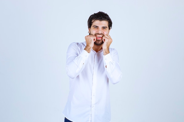 Hombre sosteniendo su cabeza y riendo a carcajadas