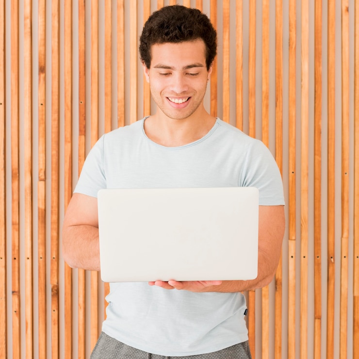 Foto gratuito hombre sosteniendo su laptop y trabajando