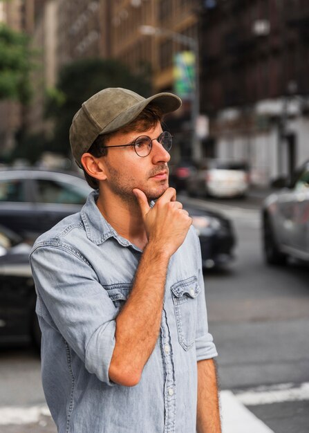 Hombre sosteniendo su mano debajo de su barbilla