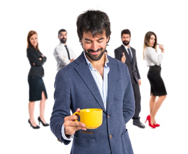 Hombre sosteniendo una taza de café sobre fondo blanco