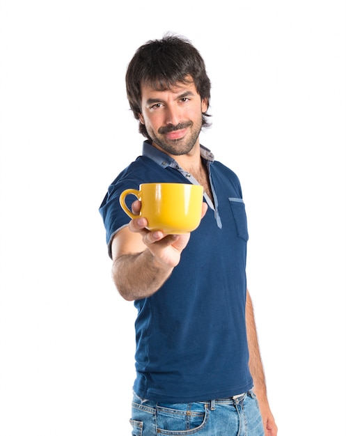 Hombre sosteniendo una taza de café sobre fondo blanco