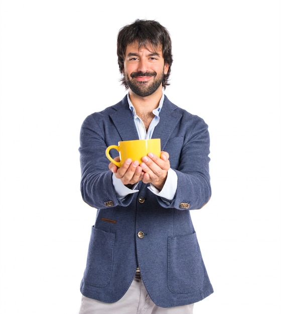 Hombre sosteniendo una taza de café sobre fondo blanco