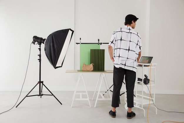 Hombre en su estudio de fotografía profesional