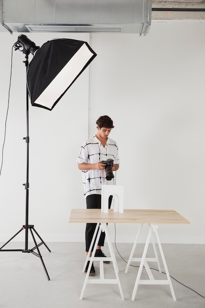 Hombre en su estudio de fotografía profesional