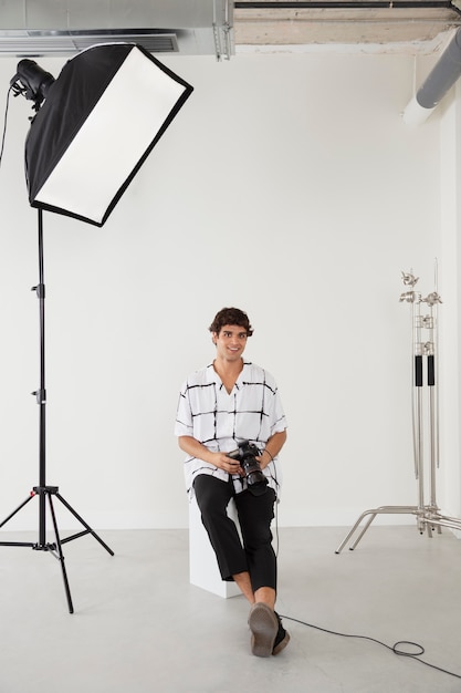 Hombre en su estudio de fotografía profesional