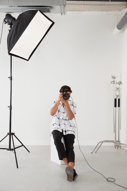 Hombre en su estudio de fotografía profesional