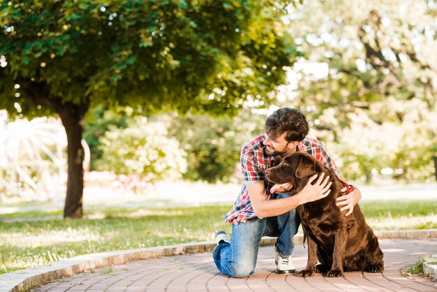 Hombre con su perro en pasarela en el parque