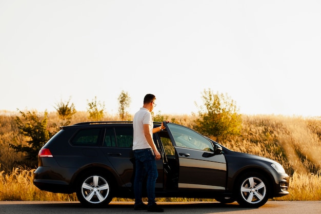 Hombre, subir al coche