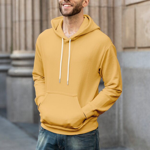Hombre con sudadera amarilla con capucha streetwear ropa de hombre