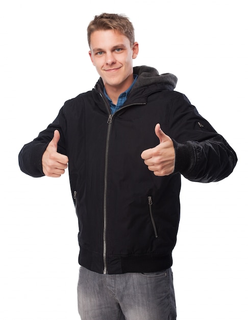 Foto gratuita hombre con sudadera con dos pulgares arriba