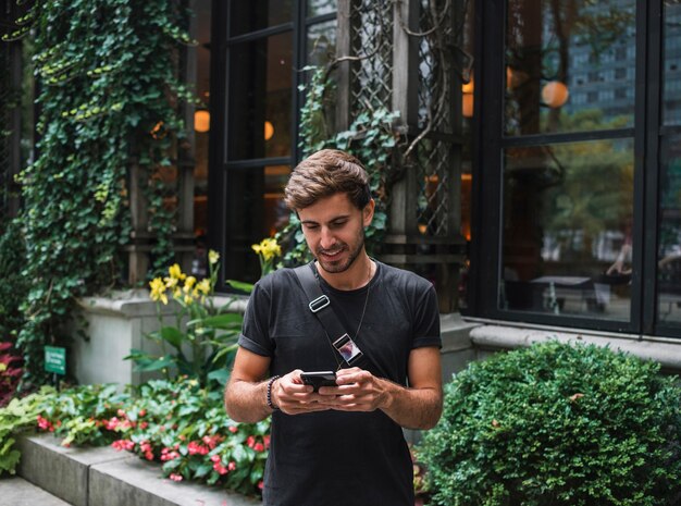 Hombre sujetando con ambas manos un teléfono