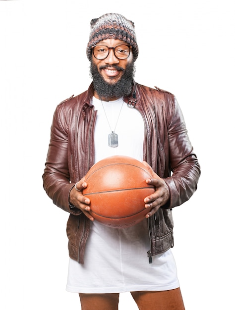 Hombre sujetando un balón de baloncesto