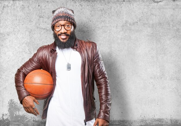 Hombre sujetando un balón de baloncesto