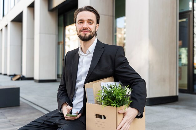 Hombre sujetando caja de cartón plano medio