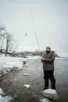 Foto gratuita hombre sujetando una caña de pescar