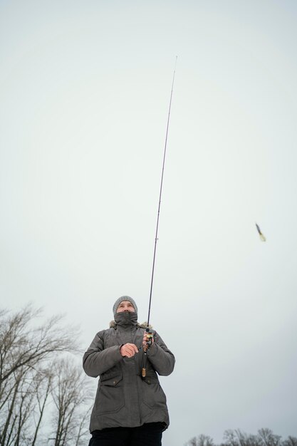 Hombre sujetando una caña de pescar