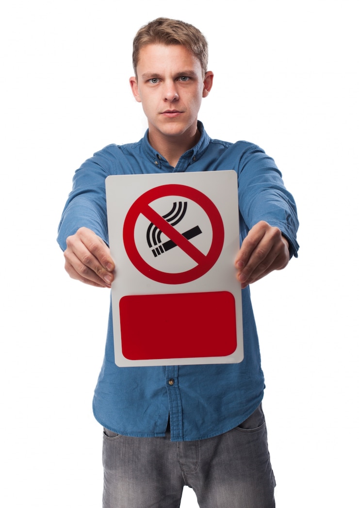 Foto gratuito hombre sujetando un cartel de prohibido fumar