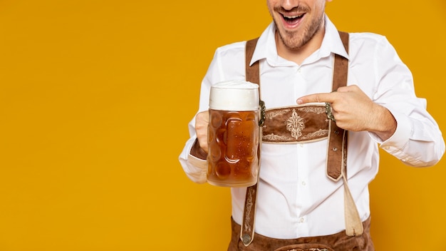 Hombre sujetando cerveza pinta con espacio de copia